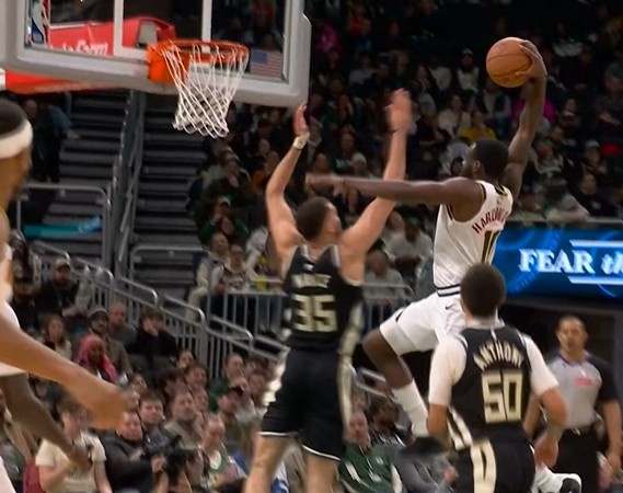 半岛·体育-投不进就砸！哈达威冲筐面对补防单臂砸扣 字母哥替补席神情落寞