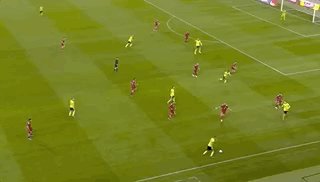 半岛体育APP-首唱国歌献助攻 伊布回归瑞典队首战即“一枝独秀”